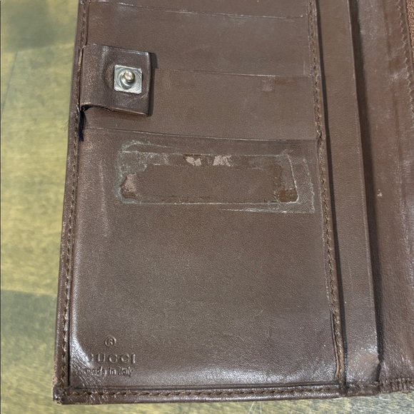 ✨ REHAB OPPORTUNITY!✨ Gucci Beige and Brown Monogram Wallet - Picture 6 of 17
